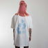 weißes oversized "Blue Decay" Raver T-Shirt von hinten, getragen von einer Frau